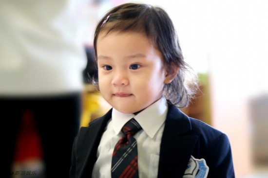 《爸爸回来了2》携甜馨回归 萌萌哒校服秀乖巧