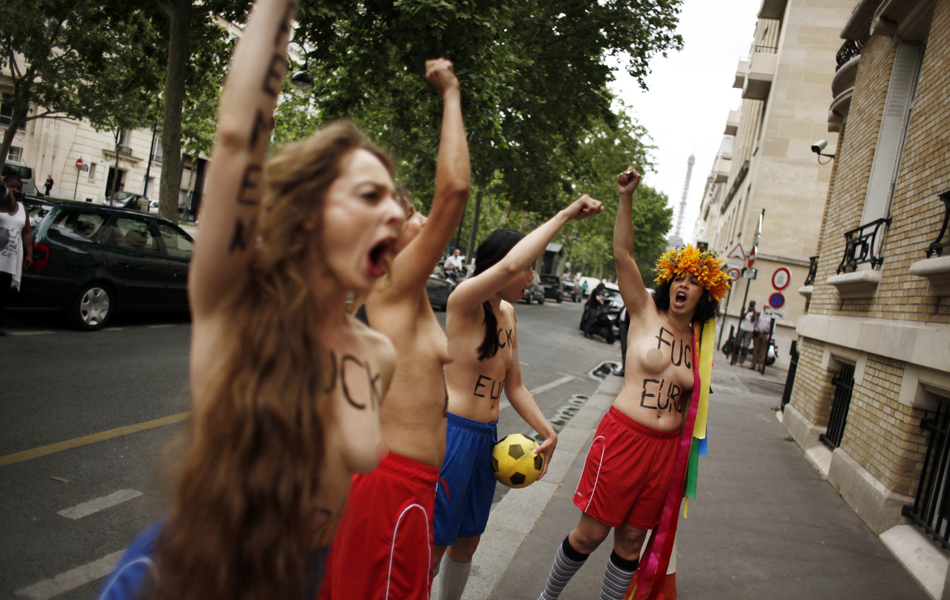 巴黎女子在乌克兰大使馆前抗议