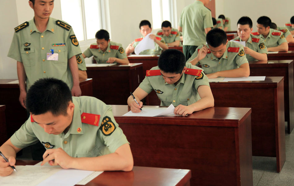 现场:解放军和武警部队院校招生考试