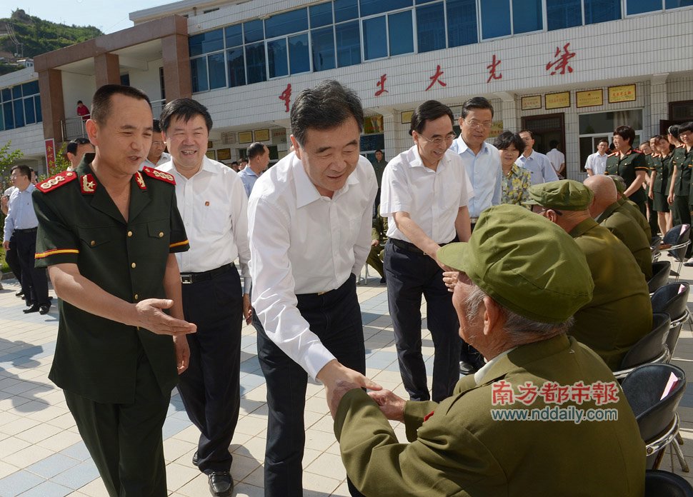 汪洋、朱小丹率领广东党政代表团赴陕西学习考察。9月4日，汪洋、朱小丹在赵乐际陪同下，在延安八一敬老院慰问老红军。南方日报记者 王辉 摄