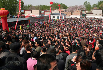 李讷出席毛泽东铜像揭像仪式