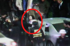 公务员夫妻占道对抗16警察