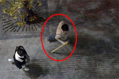 昆明火车站暴恐案：路人手拿木棍