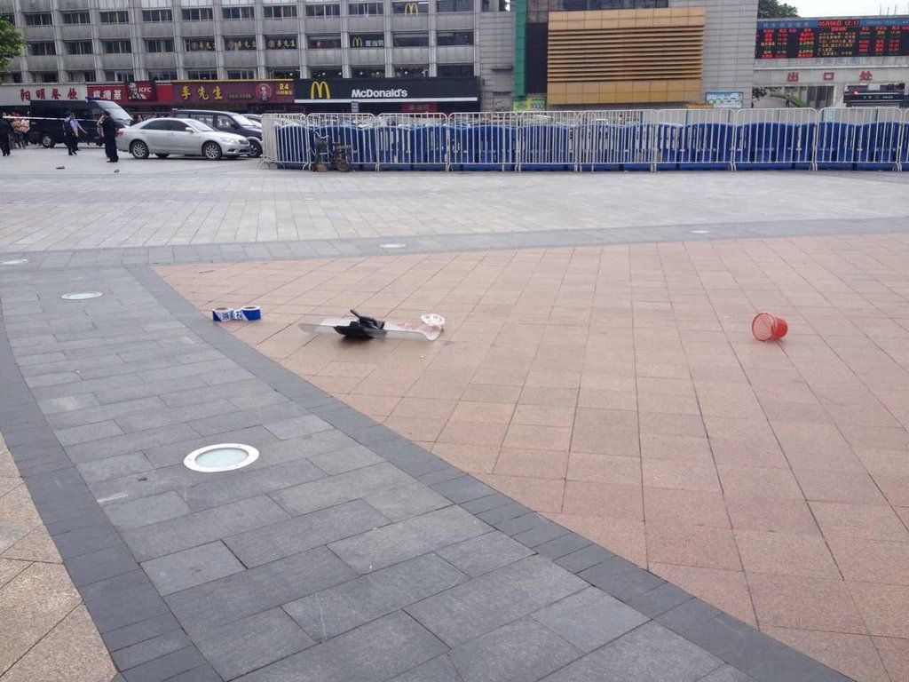广州火车站4名戴白帽男子持刀砍人