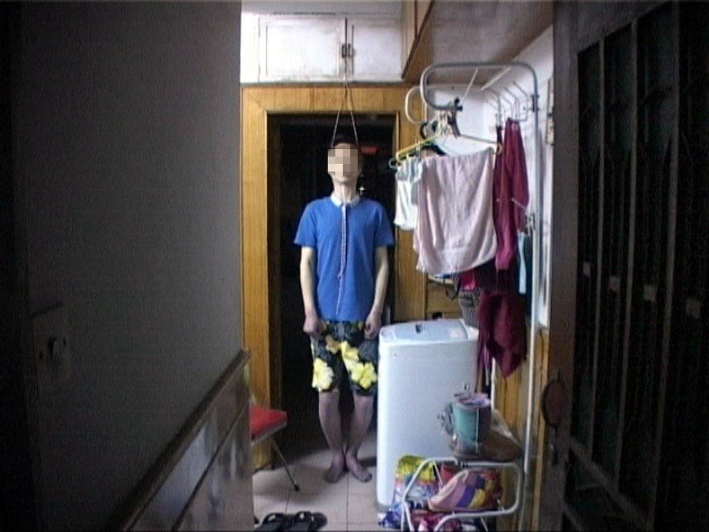南京:26岁男子在客厅门框上吊自杀