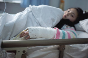 骑车<em>女孩</em>为<em>躲避</em>迎面校车摔倒 手臂被车轮碾过