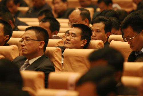 六安19名公职人员因开会缺席、睡觉、玩手机