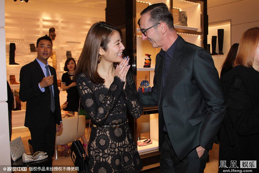 林心如穿蕾丝透视装亮相 开心逛店与友人举杯