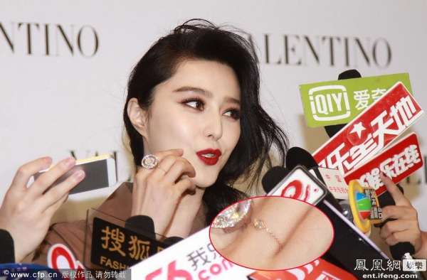 范冰冰出席活动 中指戴钻戒疑热恋_海南频道_凤凰网