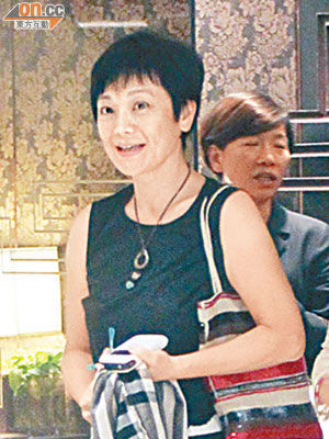 59岁张艾嘉与友人逛街被拍 身穿无袖装露出手臂(图)