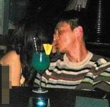 周慧敏情敌张茆将嫁外籍男 微博晒出试婚纱的照片(图)