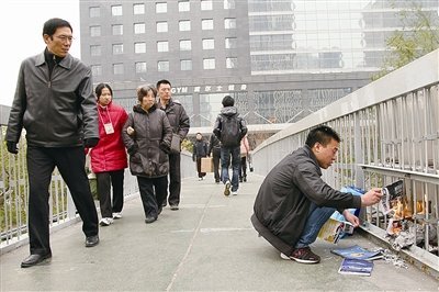 男子来京参加选秀不会报名在天桥烧纸泄愤