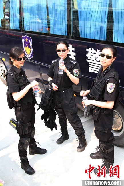 四川党代会举行 <em>女特警</em>重点区域<em>巡逻</em> _资讯频