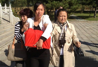 夏俊峰妻子到殡仪馆取走其骨灰