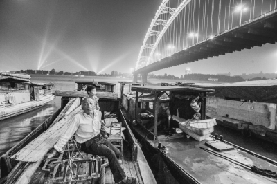 闪姓人口_爸爸姓 宫 ,灵光一闪给三胞胎取名字,上户口工作人员笑称绝了(2)