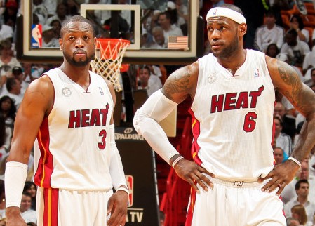 韦德遭质疑詹姆斯怒喷媒体:他不需向任何人证明_体育频道_凤凰网