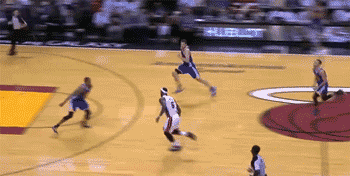 詹皇急刹车地板留30公分黑色印痕 美记:前所未