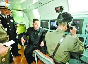 金正恩视察朝鲜新军舰指导操作 下令大力发展