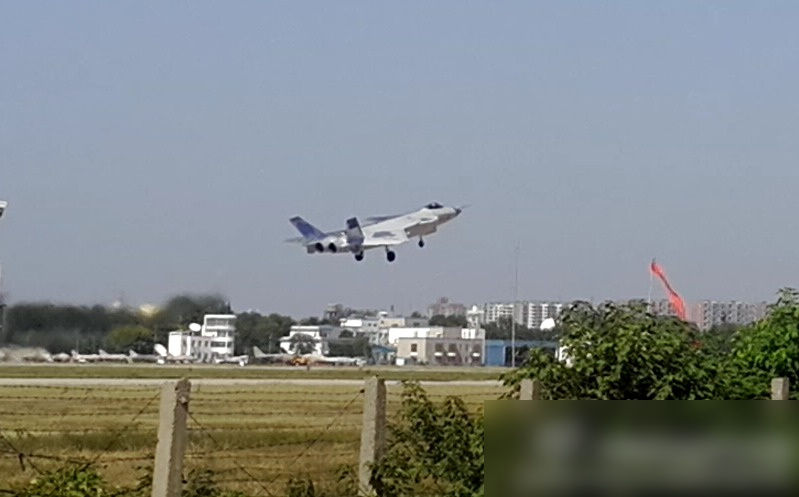 2001号 歼20 战机再 亮相 换黑白涂装或测试隐身