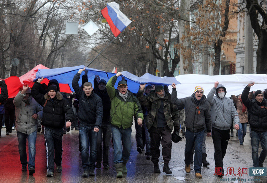 2月27日，烏克蘭克裏米亞共和國議會和政府大樓被不明武裝分子“和平”占領並升起俄羅斯國旗。同日，克裏米亞機場也被數十名武裝分子占領，現場升起俄羅斯海軍旗幟。克裏米亞數千名民眾街頭遊行，高舉巨幅俄羅斯國旗，街頭紀念二戰勝利的標誌性T-34坦克也被插上俄國旗。28日，克裏米亞議會通過決議，計劃於5月進行全民獨立公投，決定是否留在烏克蘭。
