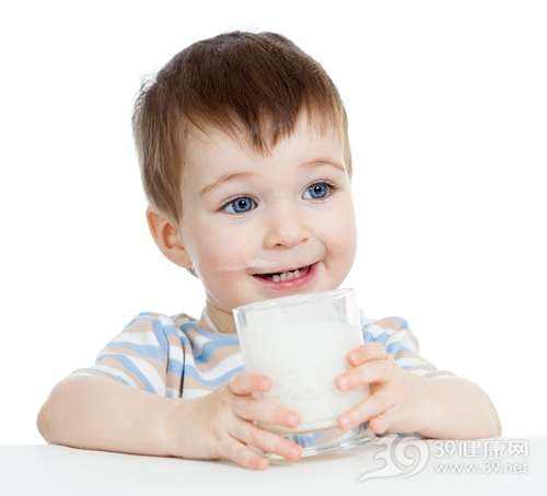 牛奶应与果汁分开喝 关于儿童喝牛奶的几大问