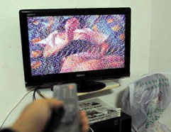 旅店电视放黄片 男子竟愤然报警