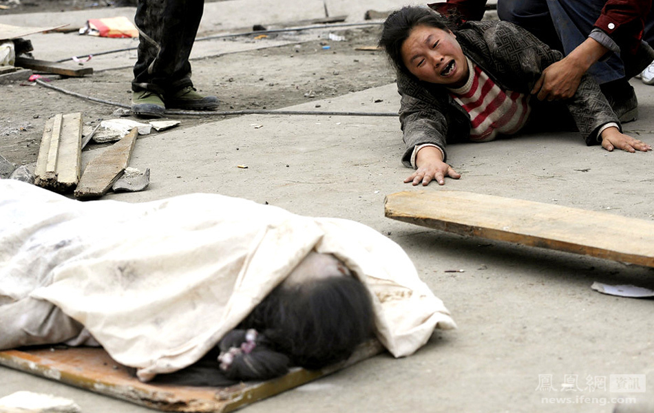 2008年汶川地震,一位母亲看着孩子的遗体悲痛万分. liu jin/摄