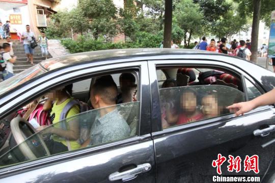 交警查获"黑校车 朱华刚摄轿车内挤满了小学生朱华刚摄放学时段,交警