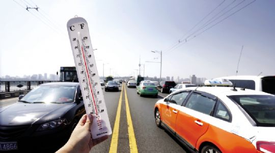 15时许，长江大桥上的实时温度直逼40℃