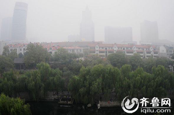 雾霾笼罩济南，图为在济南黑虎泉附近。
