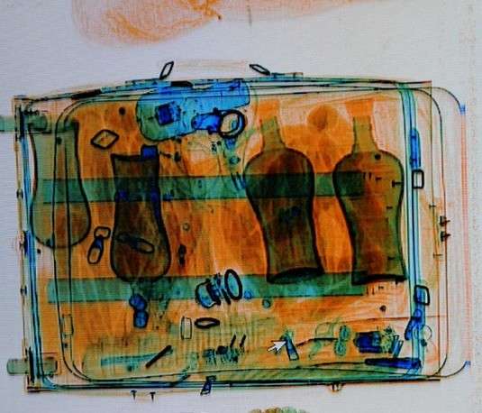 高清：实拍X光下的行李箱另类视觉看青岛年货