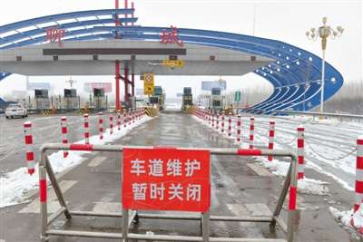 2月6日，济馆高速山东聊城入口处于关闭状态，许多长途车等待放行。图/CFP