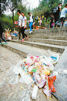 济南千佛山每日产生垃圾16吨景区频现不文明行为