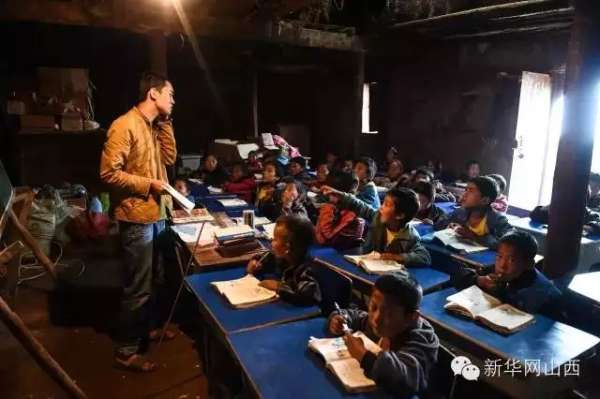 6月20日，尔其乡甲拉小学，支教老师孙杰正在昏暗的教室里上课。