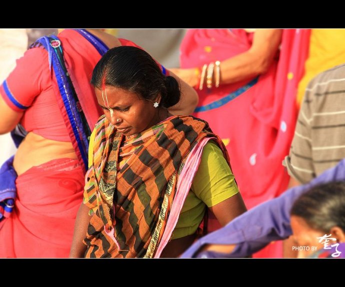 【印度】实拍瓦拉纳西恒河沐浴的女人们(奎子的摄影)