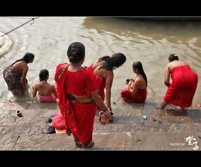 【印度】实拍瓦拉纳西<em>恒河</em>沐浴的<em>女人</em>们(35p)