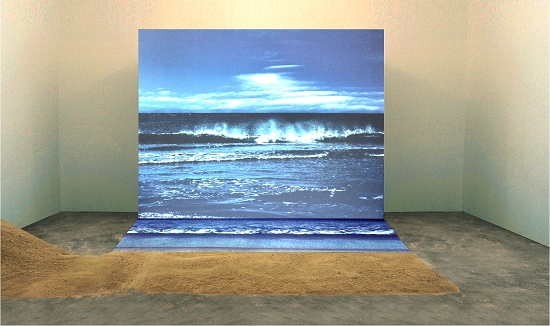 瓦尔达装置作品《海滩》,上方是大海的静态照片,下方是海浪的动态投影