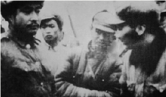 刘昌毅将军(右一)所部活捉黄维(左一)
