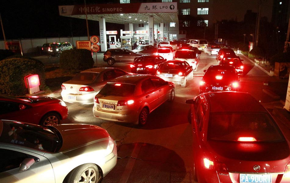 发改委上调油价各地司机排队加油