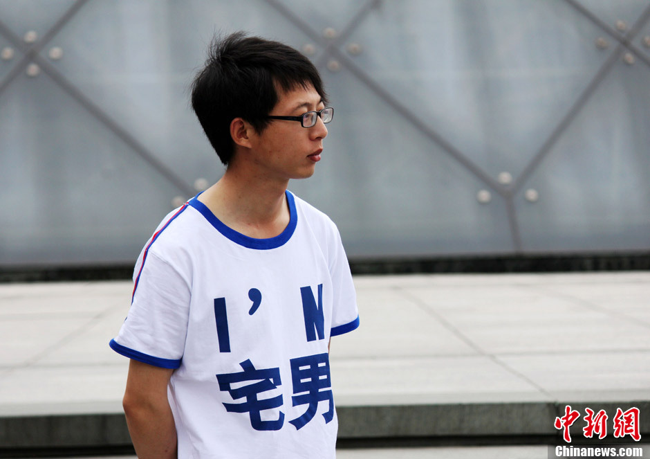 浙江大学生穿个性服装拍毕业照_资讯频道_凤凰网