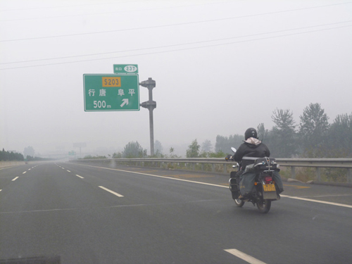 摩托车上高速带来管理难题