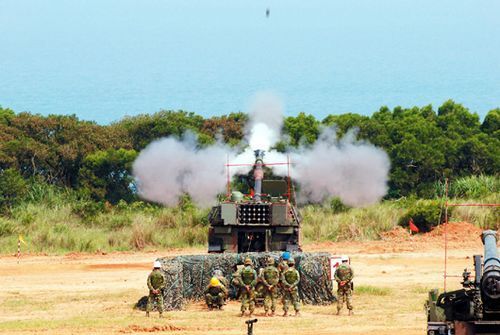 台湾陆军举行火炮实弹演习 安排老幼民众参观