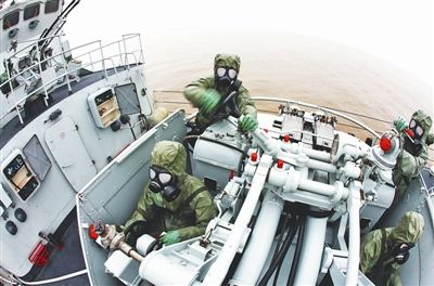 东海舰队某猎潜艇大队进行复杂海区反潜防空训练