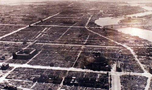 日纪念东京大轰炸69周年 约10万人被美军炸死