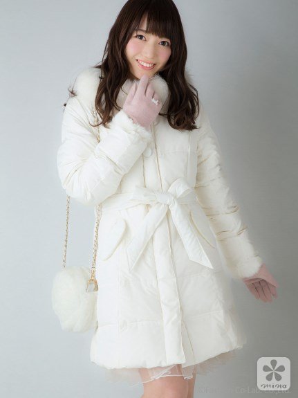 天气骤冷 需要一件羽绒服来保暖