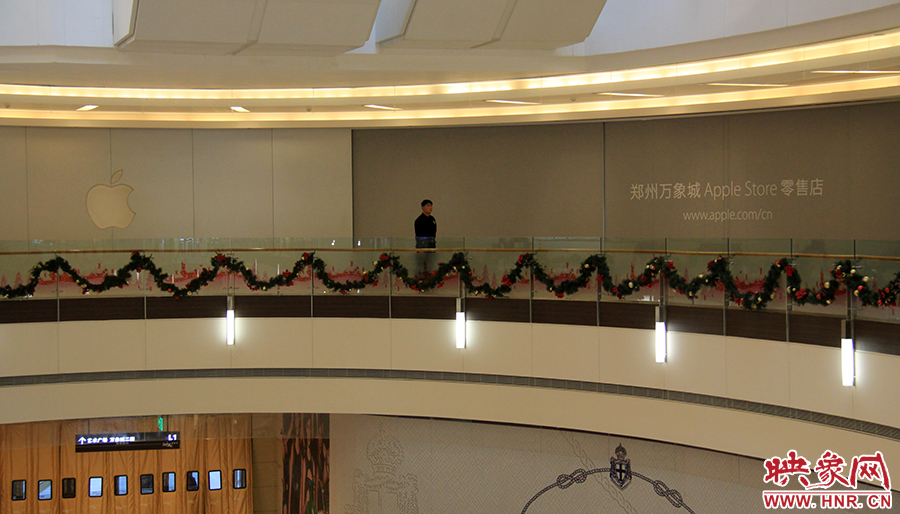 郑州首家苹果直营店开业在即 专人看守戒备森