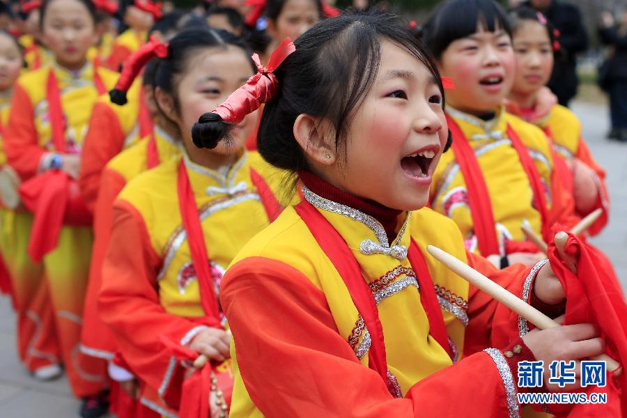 西班牙巴塞罗那:载歌载舞庆中国新年_河南频道