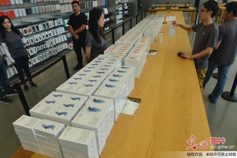 苹果<em>iPhone6s</em>今日<em>开售</em> 果粉提前通宵排队_河