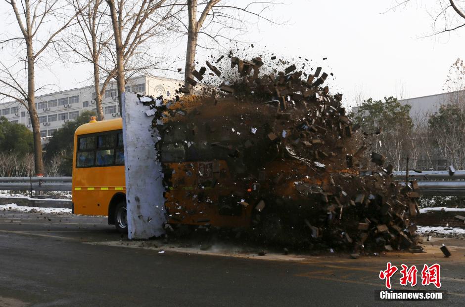 郑州:校车安全测试硬撞水泥墙 司机安然无恙