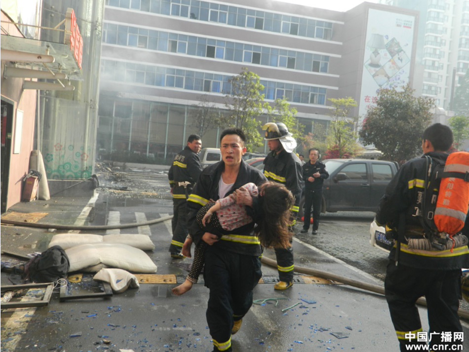 襄阳火车站附近一酒店着火 致11死50伤